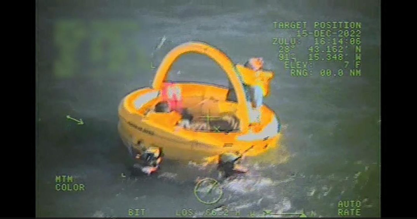 Helicóptero rescata plataforma petrolera que se estrelló en el Golfo de México